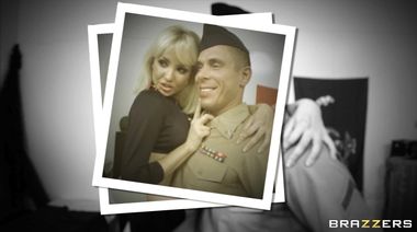 Порно модель Марго дала военному офицеру в пизду, осуществив его мечту