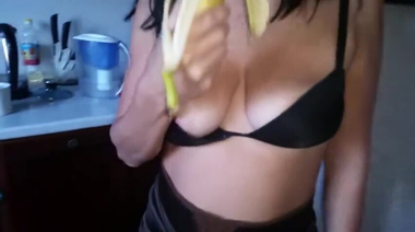 Пацан дрючит анал зрелки, перекусив бананом из ее пизды