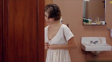 Пышные голые сиськи Алисcы Милано в сцене фильма