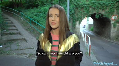 Трах на улице за деньги красивой украинки в юбке