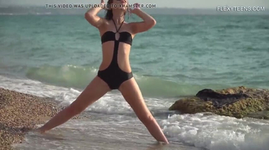 Украинская гимнастка снимает купальник и раздвигает ноги на пляже