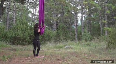 Украинская гимнастка висит головой вниз голой на полотне в лесу