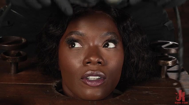 Негритянка в жестком бондаже Ана Фокс кричит от боли во время порки