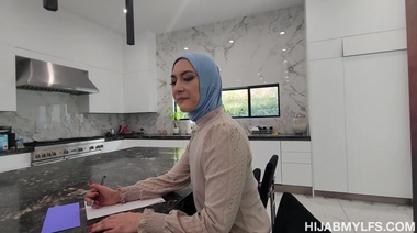 Нескромная арабка Изабель Лав готовит пасынка к первой брачной ночи