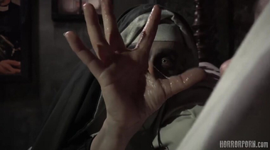 Ужасающий призрак проклятой монахини жестко фистит дырки Анны Де Виль