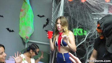 Студенческая групповуха с мастурбацией на Хэллоуин в общаге
