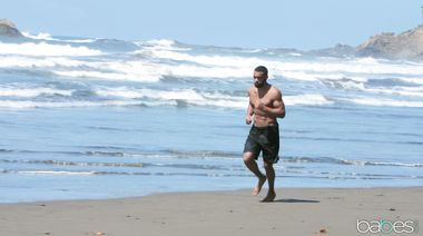 Мускулистый незнакомец склеил Галу Браун и выебал её на пляже