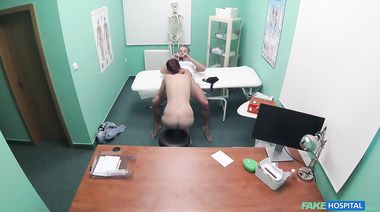 Маммолог ебет рыжую пациентку, попавшись на онанизме и подсматривании