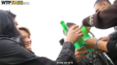 Пьяные студентки показали сиськи в машине после пьянки на пляже