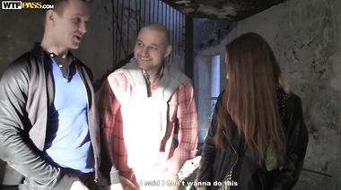 Пикаперы оттрахали русскую телку в заброшенном доме после двойного минет