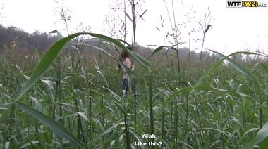 19-летняя Ева теребит киску в поле перед другом Марселем